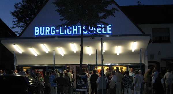 Die Burg-Lichtspiel bei Nacht mit eine großen Menschenmenge